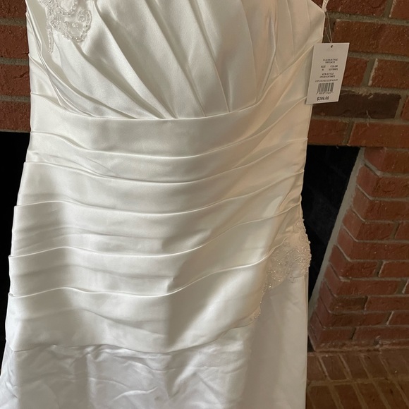 David’s Bridal size 16 softwhite strapless ruched wedding dress with lace - Picture 7 of 15